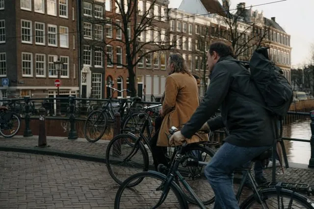 Illustration d'une rue apaisée et végétalisée avec des cyclistes qui roulent