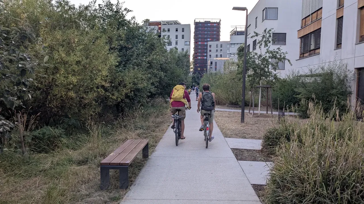 Illustration d'une rue apaisée et végétalisée avec des cyclistes qui roulent